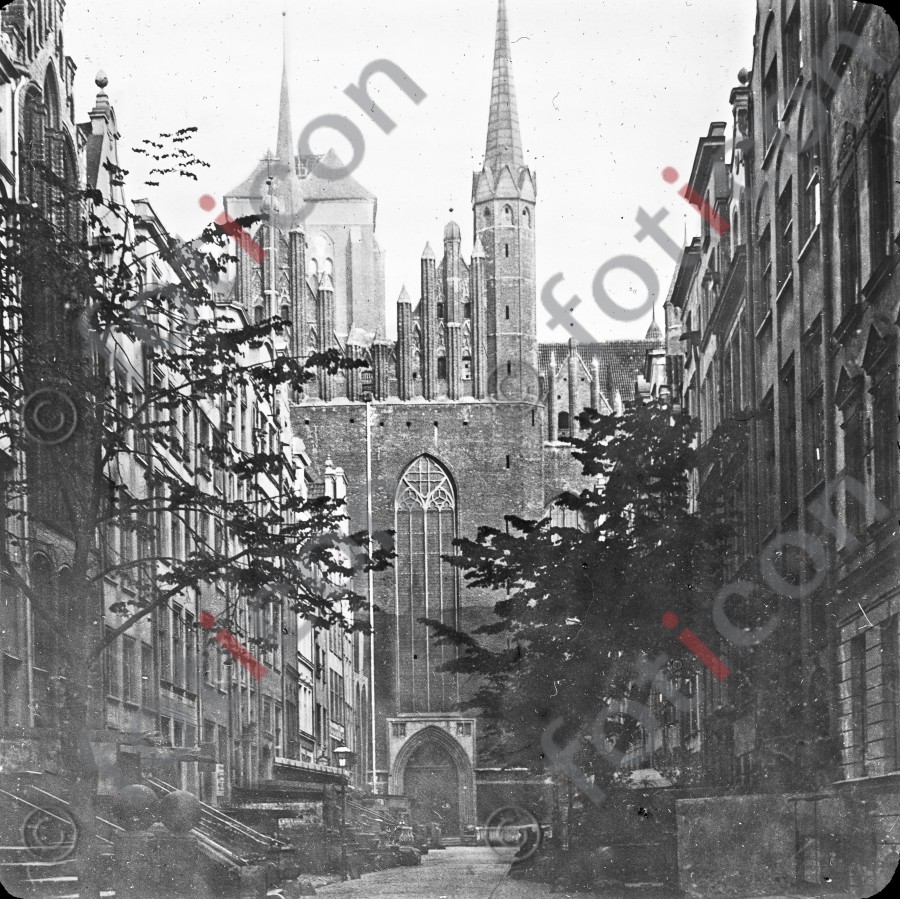 Frauengasse und Marienkirche | Frauengasse and St. Mary&#039;s Church - Foto foticon-600-simon-danzig-026-sw.jpg | foticon.de - Bilddatenbank für Motive aus Geschichte und Kultur